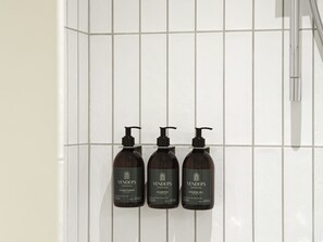 Shower, hair dryer, towels - Attic Two-Bedroom Apartment for 6 (København)