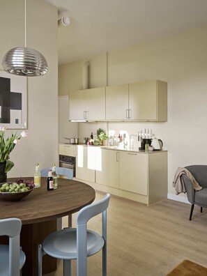 Fridge, oven, stovetop, dishwasher