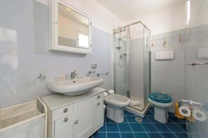 Douche, sèche-cheveux, bidet, serviettes fournies