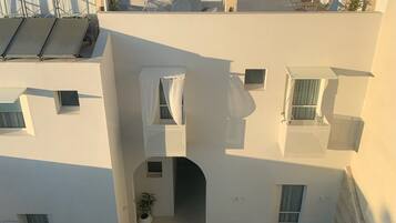 Eine Dachterrasse mit Swimmingpool, Meerblick und Solaranlage.