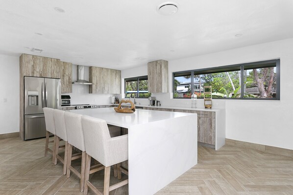 冷蔵庫、電子レンジ、オーブン、コンロ