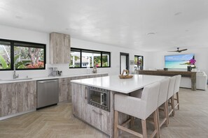 冷蔵庫、電子レンジ、オーブン、コンロ