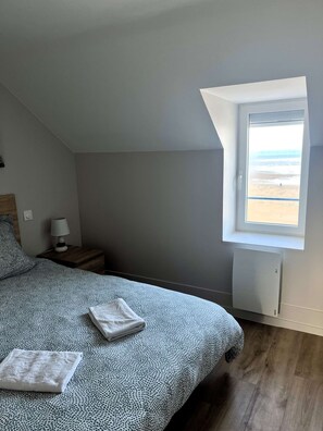 3 slaapkamers, een strijkplank/strijkijzer, wifi, beddengoed