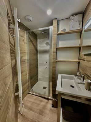 Dusche, Haartrockner, Handtücher