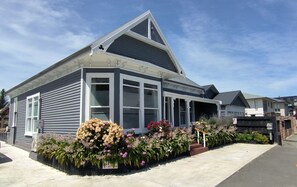 Exterior - 5 Large Bedroom Villas for 10 People (in CBD) (Christchurch)