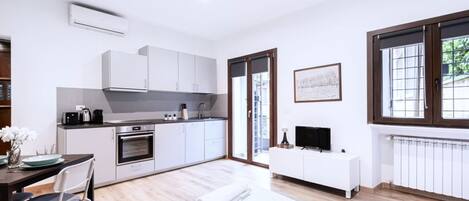 Tabla de planchar con plancha, wifi y ropa de cama