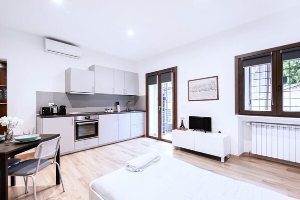 Iron/ironing board, WiFi, bed sheets