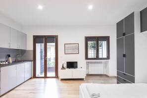Tabla de planchar con plancha, wifi y ropa de cama 