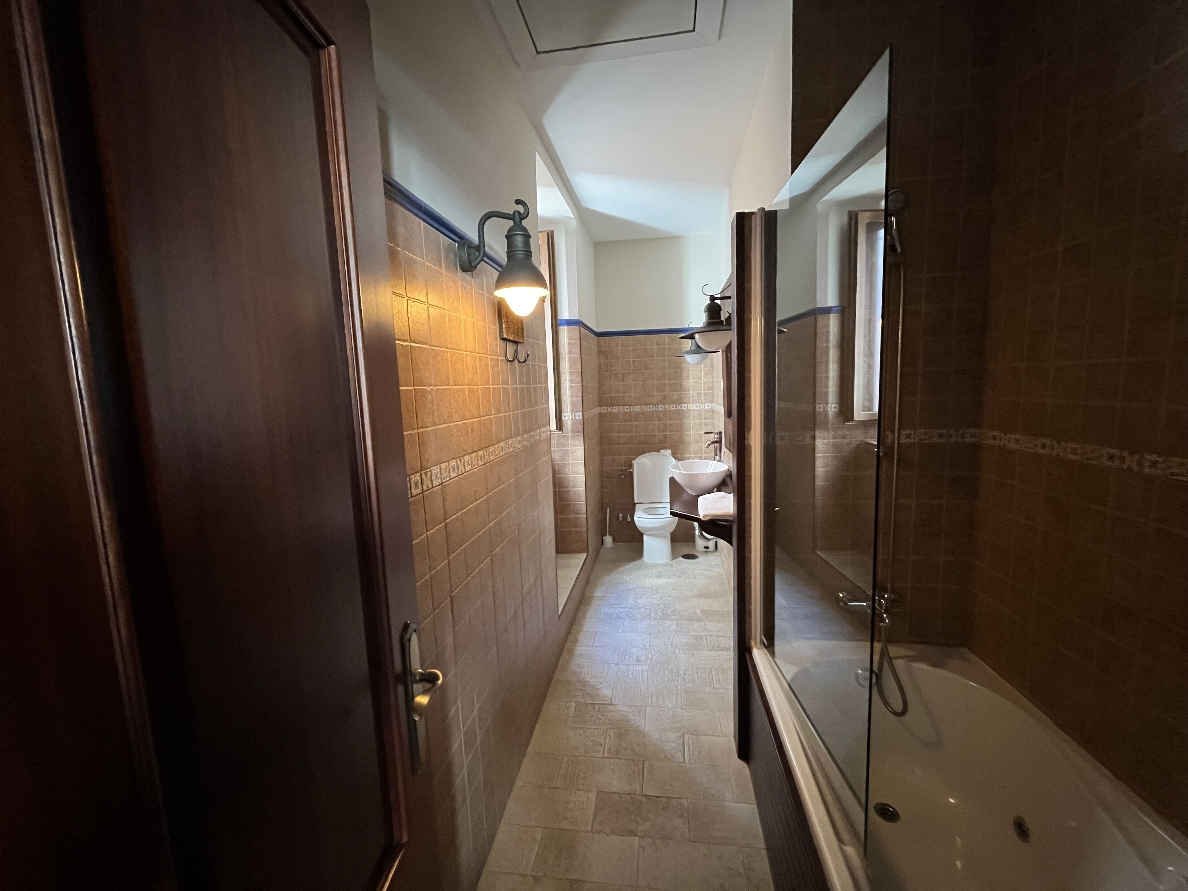 Un baño moderno con cabina de ducha, inodoro y lavamanos.