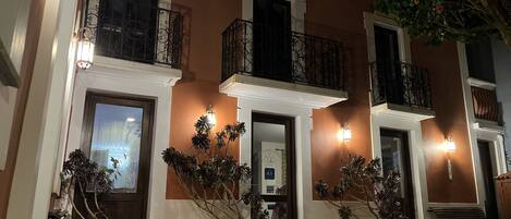 住宿正面 - 傍晚/夜晚