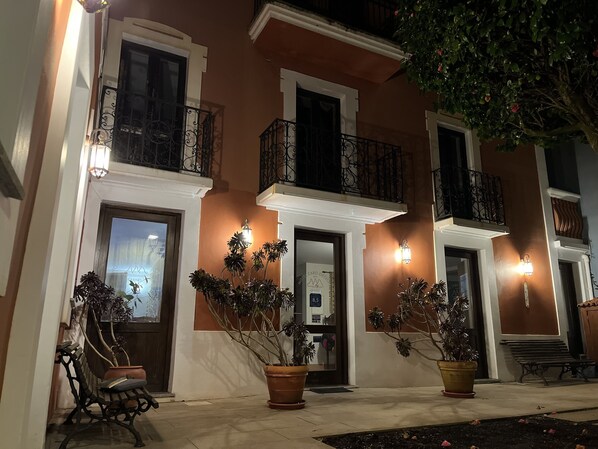 Majoituspaikan julkisivu illalla/yöllä