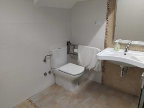 Kahden hengen standard-huone | Kylpyhuone | Saippua, sampoo, vessapaperi