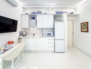 Departamento superior, balcón, vista al jardín | Cocina privada | Refrigerador con congelador, microondas y parrilla de estufa 
