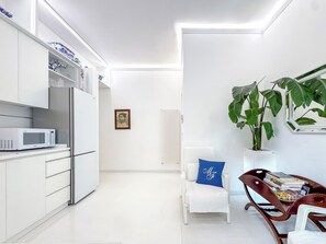 Departamento superior, balcón, vista al jardín | Área de sala de estar | Televisión de pantalla plana, Netflix y servicios de streaming 