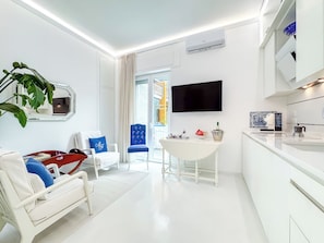 Departamento superior, balcón, vista al jardín | Área de sala de estar | Televisión de pantalla plana, Netflix y servicios de streaming 