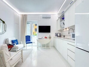 Apartemen Superior, balkon, pemandangan kebun | Area keluarga | Televisi layar datar 32-inci dengan saluran TV kabel dan Netflix