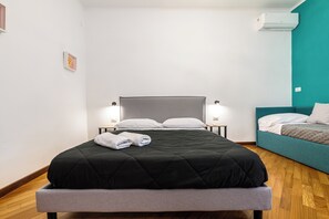 Familienapartment, Balkon, Stadtblick | Italienische Bettbezüge von Frette, hochwertige Bettwaren