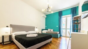 Un dormitorio moderno con una cama grande, una mesita de noche, un escritorio y una silla.