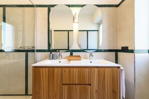 Deluxe Double Room, City View | Bathroom | Shower, rainfall showerhead, free toiletries, hair dryer - Dimora Vomero (Naples)
