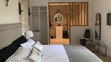 Deluxe tweepersoonskamer | Individueel gedecoreerd, individueel gemeubileerd, een bureau