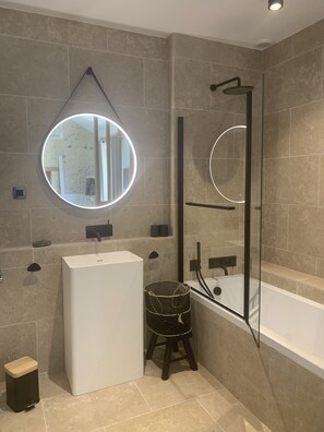 Deluxe Double Room | Bathroom | Shower, rainfall showerhead, hair dryer, towels - Le Clos 1855 (Val de Louyre et Caudeau)