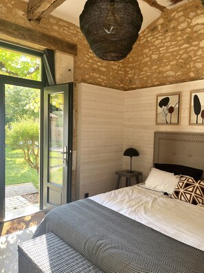 ห้องพักตกแต่งอย่างมีเอกลักษณ์, ตกแต่งพิเศษโดยเฉพาะ, โต๊ะทำงาน