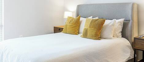 Escritorio, tabla de planchar con plancha, wifi y ropa de cama