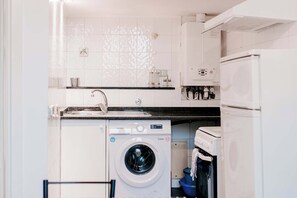 Kühlschrank, Ofen, Wasserkocher mit Kaffee-/Teezubehör