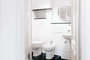 Dusj, hårføner og toalettpapir