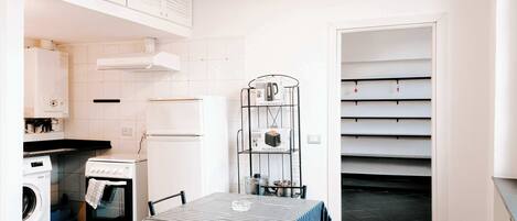 Een koelkast, een oven, een koffiezetapparaat/waterkoker