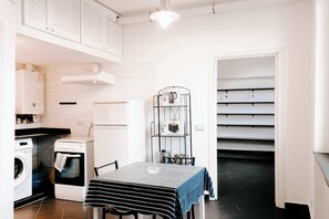 Kühlschrank, Ofen, Wasserkocher mit Kaffee-/Teezubehör