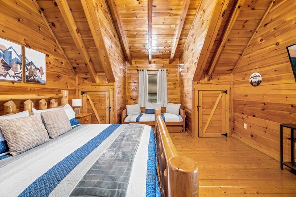 3 soverom, skrivebord, strykejern/-brett og reiseseng for barn