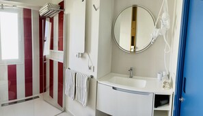 シャワー、ヘアドライヤー、タオル