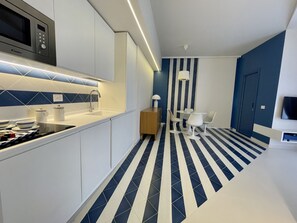 Kylskåp, mikrovågsugn, ugn och spishäll