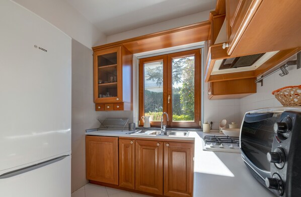 Jääkaappi, mikroaaltouuni, uuni, liesi