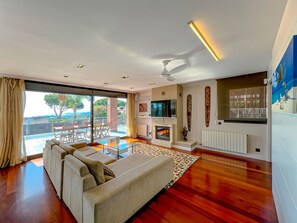 TV, lareira