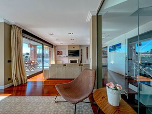 Televisión y chimenea 