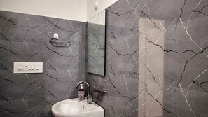 Habitación estándar, vista a la ciudad | Baño | Toallas