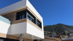 A modern building with a flat roof and large windows. - Relax al pie de la Alfaguara , Ideal Para Escalada, Senderismo y Gastronomía (Fuente Grande)