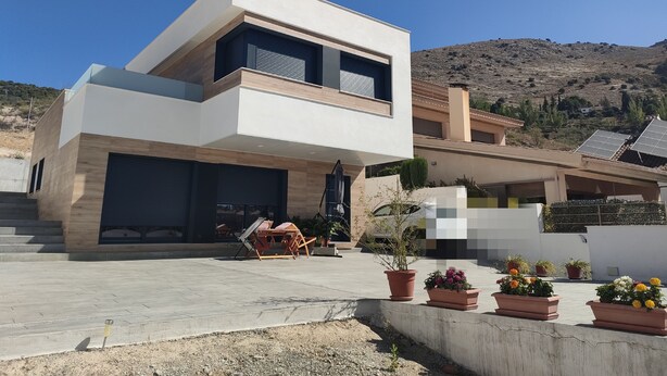 A modern two-story house with a flat roof, large windows, and a balcony. - Relax al pie de la Alfaguara , Ideal Para Escalada, Senderismo y Gastronomía (Fuente Grande)