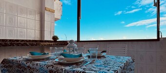 Un Mar Azul que Brilla