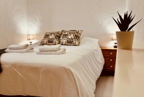 1 dormitorio y tabla de planchar con plancha