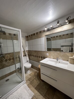 Shower, hair dryer, towels, toilet paper - Appartement Proche de Santa Giulia (Porto Vecchio)