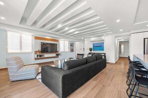 スマートテレビ、テレビゲーム、書斎 / ワークスペース