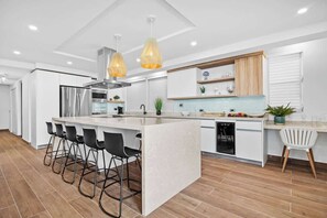 Fridge, microwave, oven, stovetop - Penthouse With Free Parking | Near The Beach (San Juan)