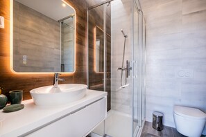 Dusj, hårføner og håndklær