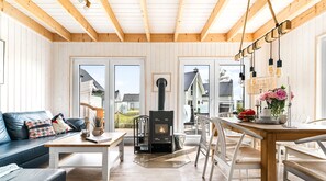 Televisie, een open haard en een filmbibliotheek