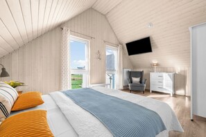 2 bedrooms, travel crib, free WiFi