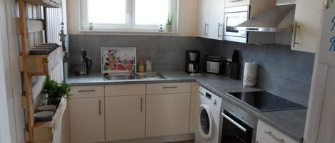 Køleskab, mikrobølgeovn, ovn, kogeplade