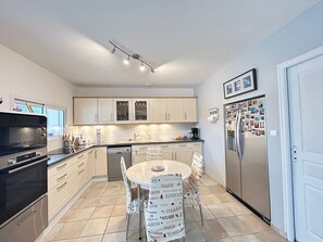 Fridge, microwave, oven, stovetop - Villa in St Jean de Monts with heated pool, air conditioning, and WiFi (Saint-Jean-de-Monts)